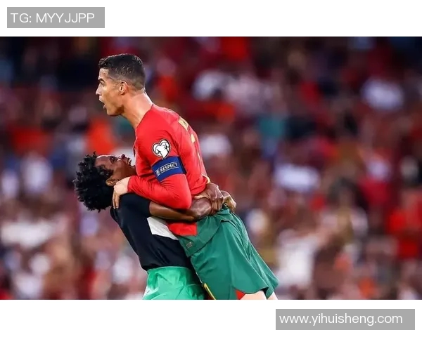 外国球迷冲进球场抱住球星引发热议 球场安全问题再次引关注 外国球迷冲进球场抱住球星引发热议 球场安全问题再次引关注