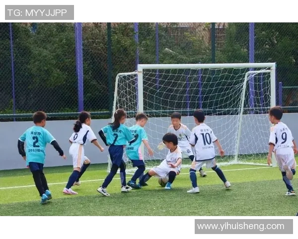 两个小孩在球场边呐喊助威助力球星踢足球激烈角逐的精彩瞬间 两个小孩在球场边呐喊助威助力球星踢足球激烈角逐的精彩瞬间