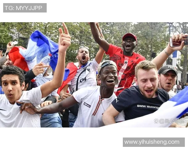 沙滩上的足球梦想:球星与自拍镜头中的运动激情与活力 沙滩上的足球梦想:球星与自拍镜头中的运动激情与活力